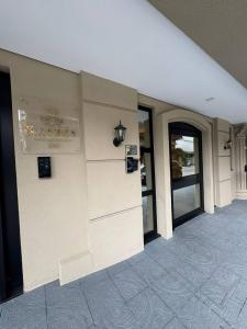 un hall d'un immeuble avec un mur dans l'établissement Luxuoso Doce lar com Garagem, à Itapema