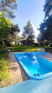 una grande piscina blu in un cortile di La Celeste a La Granja