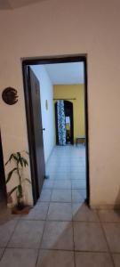 een hal met een deur naar een kamer bij Pousada Renovo Beija-flor Espaço Terapêutico in Bertioga