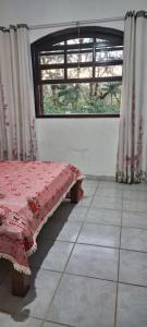 een kamer met een bed en een raam met gordijnen bij Pousada Renovo Beija-flor Espaço Terapêutico in Bertioga +111 foto's