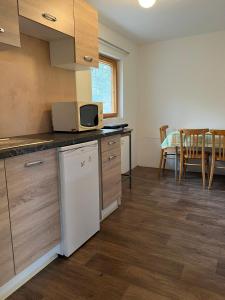 Kuchyň nebo kuchyňský kout v ubytování Rekreační chatky na Fotbalovém stadionu Senec