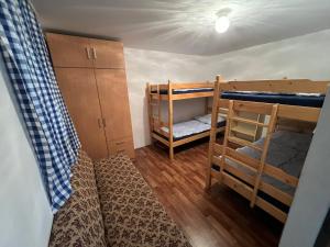 Postel nebo postele na pokoji v ubytování Rekreační chatky na Fotbalovém stadionu Senec