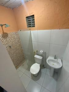 een badkamer met toilet en wastafel bij Lindo, simples, aconchegante e pé na areia in Fortaleza