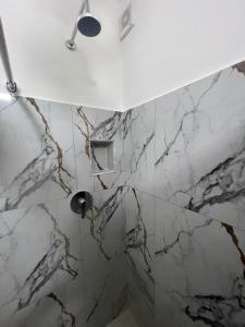 een badkamer met een marmeren muur en een douche bij Studio Sol e Sal in Santa Maria +17 foto's