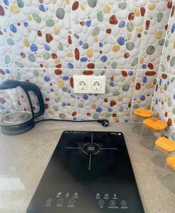 een fornuis in een kamer met een muur vol borden bij Studio Sol e Sal in Santa Maria