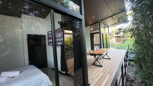 En eller flere senge i et værelse på Bamboo grove villa