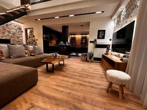 een woonkamer met een bank en een tafel bij Aje Villas 1959 in Ligiades