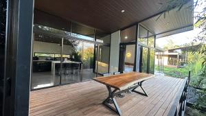 En balkon eller terrasse på Bamboo grove villa