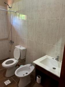 een badkamer met toilet en wastafel bij Cabañas la flor 