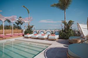 Bazén v ubytování CALIXTA Hotel nebo v jeho okolí