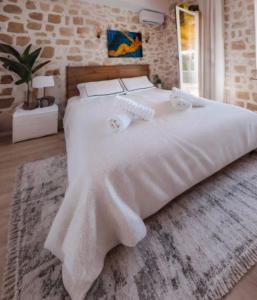 En eller flere senge i et værelse på Art House Seaview Spartylas