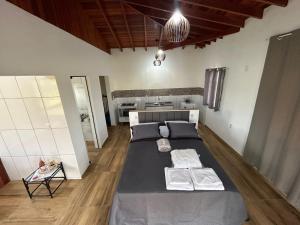 una camera da letto con due letti in una stanza di Oasis na montanha a Bueno Brandão