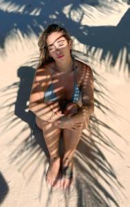 Eine Frau im Bikini am Strand in der Unterkunft Beach Lounge Suites Punta Cana 1 in Punta Cana