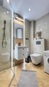 Et badeværelse på Apartament Skandynawska Prostota z basenem i sauną