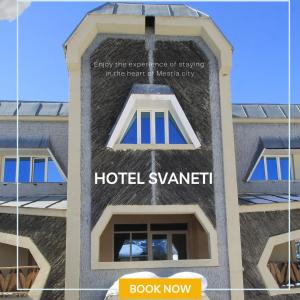 ein Hotelschild an der Seite eines Gebäudes in der Unterkunft Hotel Svaneti in Mestia