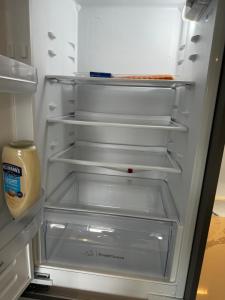 einem leeren Kühlschrank mit offener Tür und Schubladen in der Unterkunft Luxury Ensuite Double bedroom in Poole