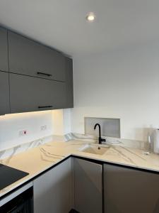 eine Küche mit Spüle und Arbeitsplatte in der Unterkunft Luxury Ensuite Double bedroom in Poole