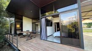 En balkon eller terrasse på Bamboo grove villa