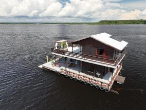 een woonboot in het midden van het water bij Casa Flutuante em Manaus - Amazonas in Manaus