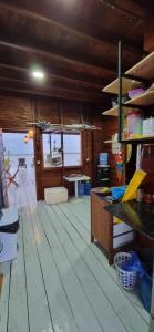 een kamer met een houten vloer, een tafel en een toonbank bij Casa Flutuante em Manaus - Amazonas in Manaus