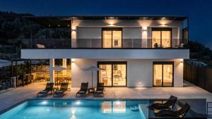 Swimmingpoolen hos eller tæt på Villa Nefeli