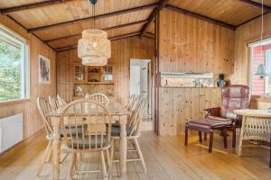 een eetkamer met een tafel en stoelen bij 421-Thisted-Fiskervej-147 in Nørre Vorupør +14 foto's