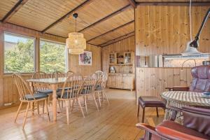 een eetkamer met een tafel en stoelen bij 421-Thisted-Fiskervej-147 in Nørre Vorupør