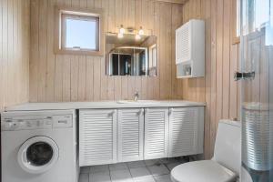 een badkamer met een wasmachine en een wastafel bij 421-Thisted-Fiskervej-147 in Nørre Vorupør