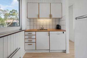 una cucina con mobili bianchi e un lavandino di 780-Thisted-Molgaardsvej-60 a Thisted