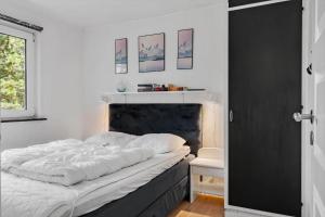 una camera da letto con un letto grande con testiera nera di 780-Thisted-Molgaardsvej-60 a Thisted