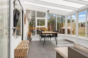 una veranda riparata con tavolo e sedie di 780-Thisted-Molgaardsvej-60 a Thisted