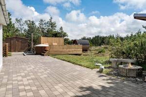 un patio con panchina e camino di 780-Thisted-Molgaardsvej-60 a Thisted