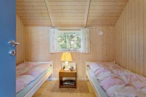 due letti in una stanza con una finestra e un tavolo di 876-Thisted-Klemsvej-27 a Thisted