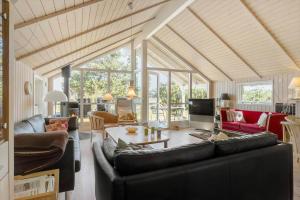 un soggiorno con un divano e un tavolo di 876-Thisted-Klemsvej-27 a Thisted