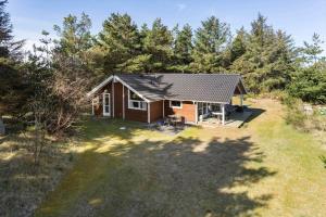 una vista aerea di una piccola cabina nel bosco di 876-Thisted-Klemsvej-27 a Thisted