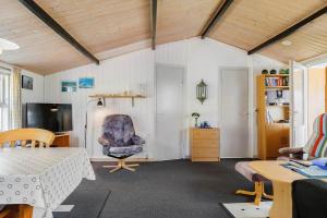 un soggiorno con un tavolo e una sedia di 682-Thisted-Klitrosevej-66 a Thisted