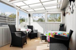 una veranda riparata con tavolo e sedie di 682-Thisted-Klitrosevej-66 a Thisted