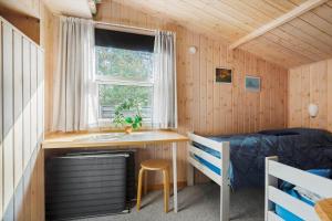 una camera da letto con un letto, una scrivania e una finestra di 682-Thisted-Klitrosevej-66 a Thisted