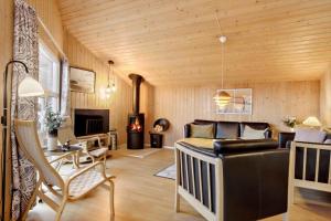 een slaapkamer met een bed en een woonkamer met een open haard bij 990-Thisted-Spanggardsvej-29 in Torsted