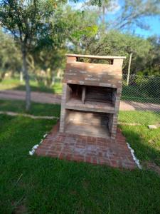 een bakstenen oven in het gras in een park bij Los Lirios in Villa Giardino
