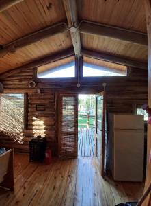 een grote kamer met houten vloeren en een groot raam bij Los Lirios in Villa Giardino