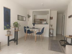 een woonkamer met een tafel en stoelen bij Casa en barrio tranquilo in Osorno