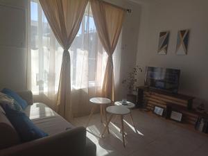 een woonkamer met een bank en een tv bij Casa en barrio tranquilo in Osorno