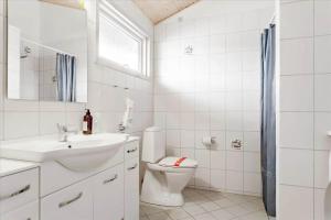 een witte badkamer met een toilet en een wastafel bij 337-Thisted-Hummervej-11 in Thisted +14 foto's