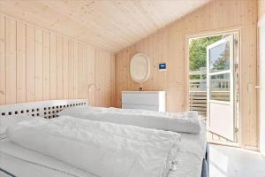 een slaapkamer met twee bedden en een raam bij 337-Thisted-Hummervej-11 in Thisted