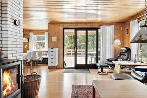 een woonkamer met een open haard en een woonkamer met een open haard bij 337-Thisted-Hummervej-11 in Thisted