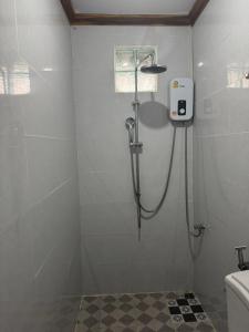 琅勃拉邦Sabai Sabai Backpackers Hostel的带马桶的浴室里的淋浴间