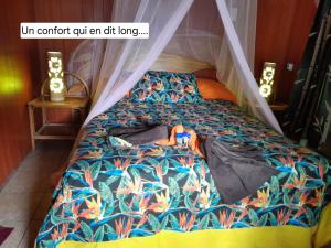 een bed met een dekbed erop bij MONITA VILLA in Tiputa