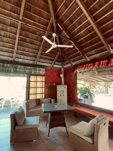 een woonkamer met banken en een tafel bij MONITA VILLA in Tiputa