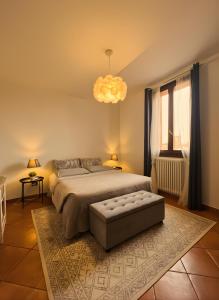 ein Schlafzimmer mit einem großen Bett und einem Kronleuchter in der Unterkunft YAWHome B&B in Bologna